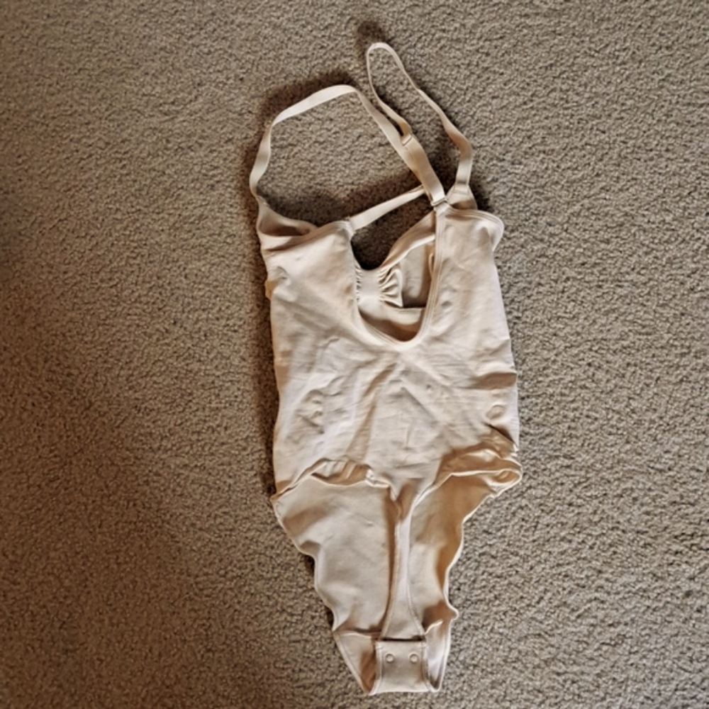 MEDIUM    SKIMS SEAMLESS SCULPTING THONG BODYSUIT - Picture 7 of 8